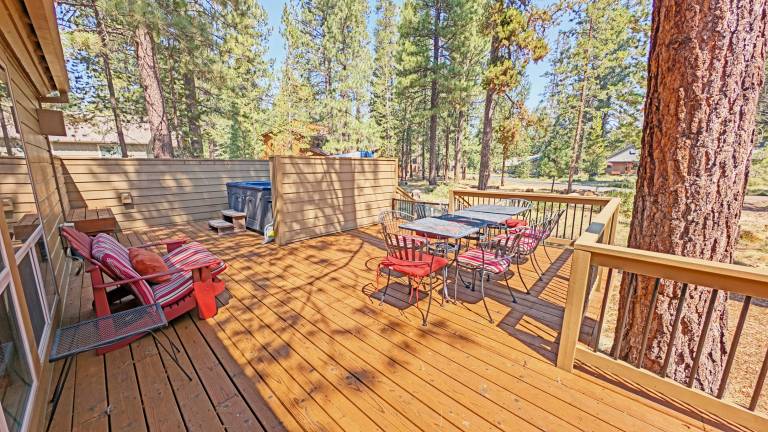 Child-friendly vacation home with jacuzzi, BBQ & heated pool | Pets are welcome — photo 5