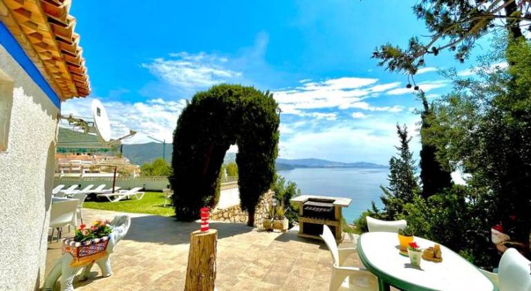 Vacation home with private pool, patio & barbecue | Close to the beach | Pet-friendly — photo 4