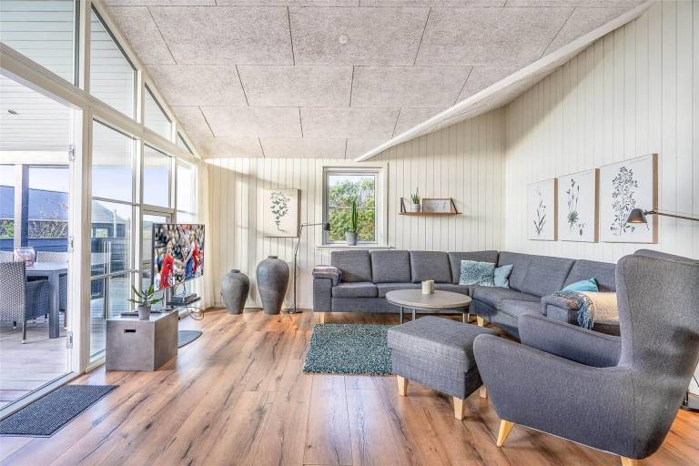 Vacation home with terrace, sauna & jacuzzi — photo 2