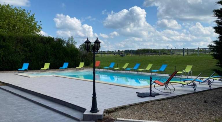 Villa with pool & hot tub | Pet-friendly — photo 3
