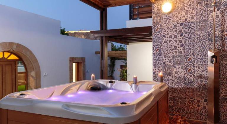 Fully equipped villa with hot tub, terrace & yard | Close to the beach | Pets are welcome in Rhodes