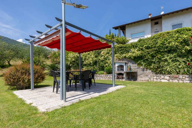 Holiday apartment with garden in Tremosine
