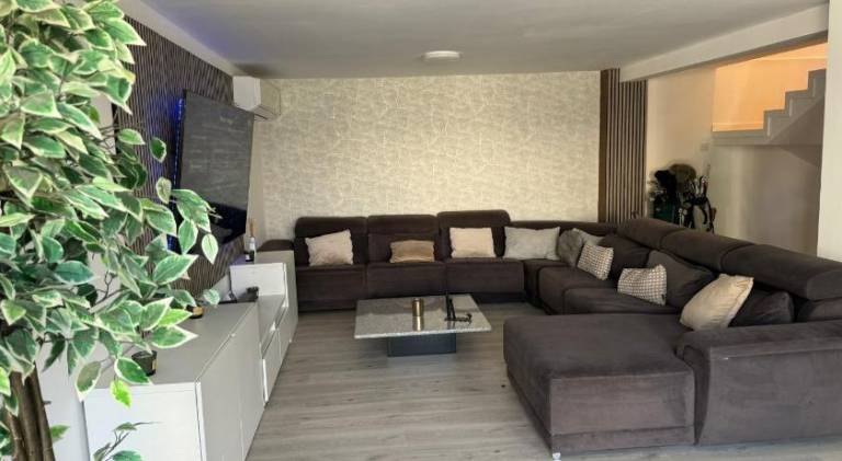 Villa with private pool, yard & terrace | Pets allowed — photo 3