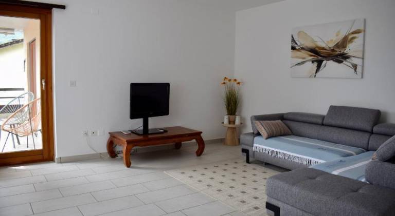 Apartment with patio — photo 2
