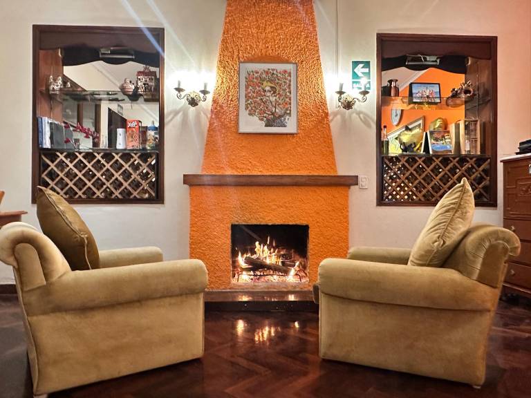 Serviced apartment with private pool, yard & patio — photo 3