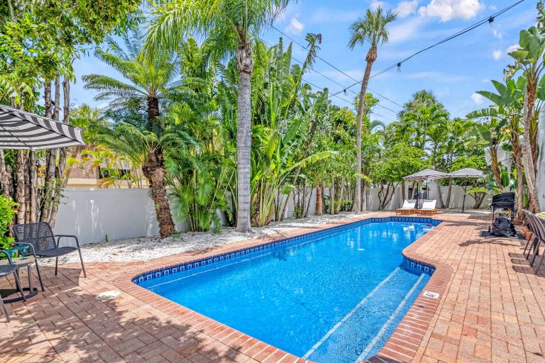 Five Palms-Indulge in a Stunning Lido Key Retreat with Private Pool, Firepit, and Steps to the Beach in Sarasota, FL