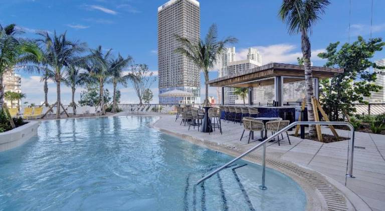 Apartment with pool | Near Bayside Marketplace | Pet-friendly — photo 3