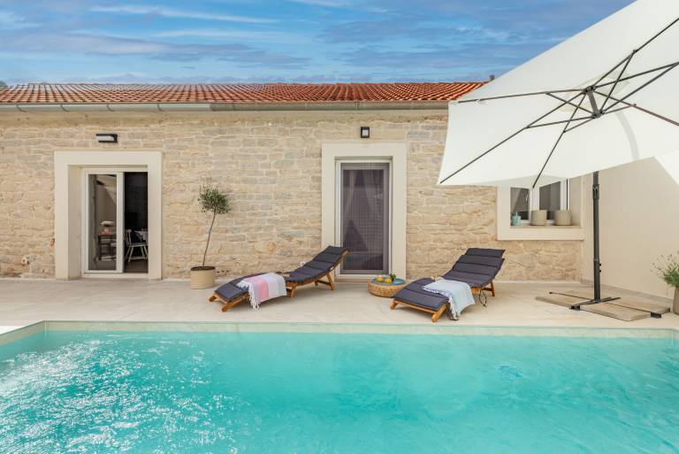 Vila  Donji Karin plaža