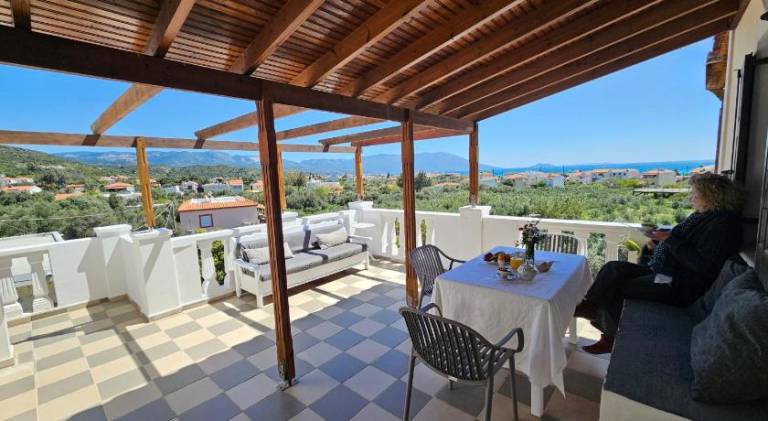 House with yard & patio — photo 5