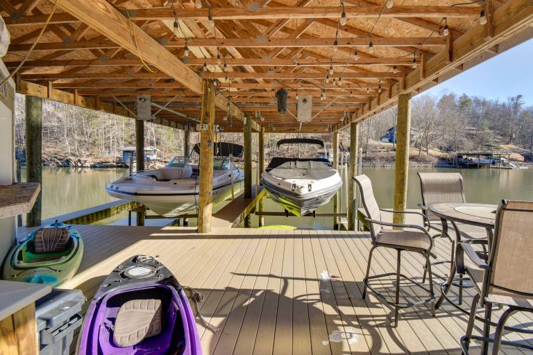 Private Hot Tub! Getaway on Smith Mountain Lake — photo 3