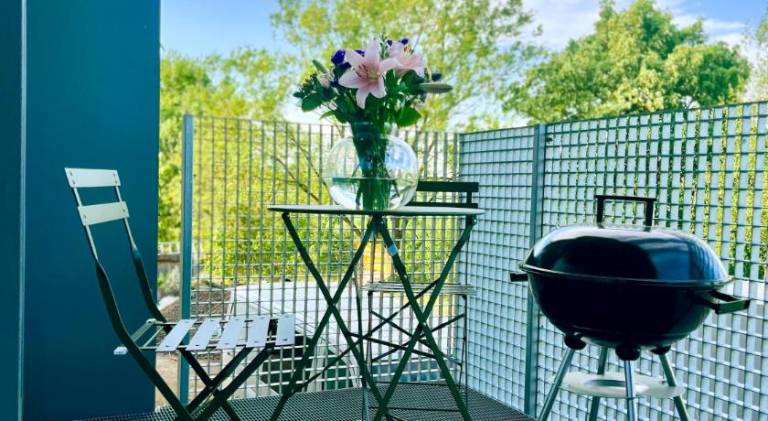 Apartment with grill, yard & terrace — photo 4