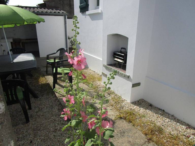 Cozy 3BR Home in Saint-Gilles-Croix-de-Vie, Steps from Center and Beach, Sleeps 6 — photo 3