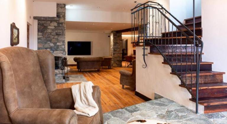 Lodge with sauna, jacuzzi & patio — photo 2