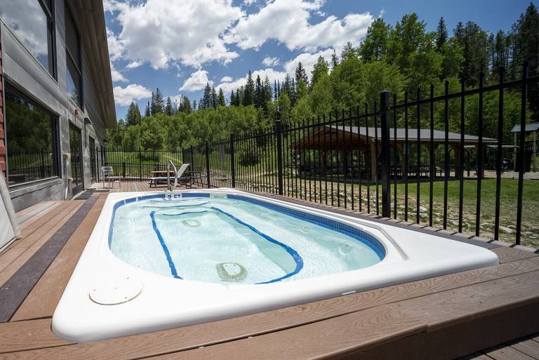 Condo with pool & jacuzzi | Mountain view in Winter Park, CO