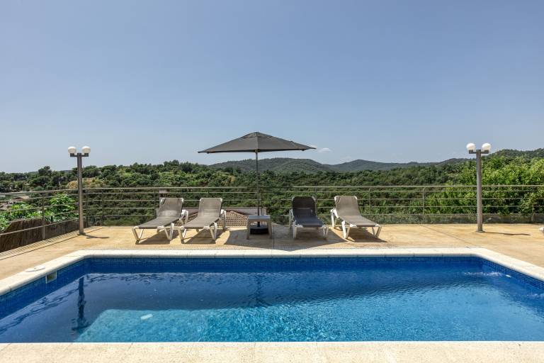 Vacation home with private pool, patio & fast internet | Garden view — photo 2