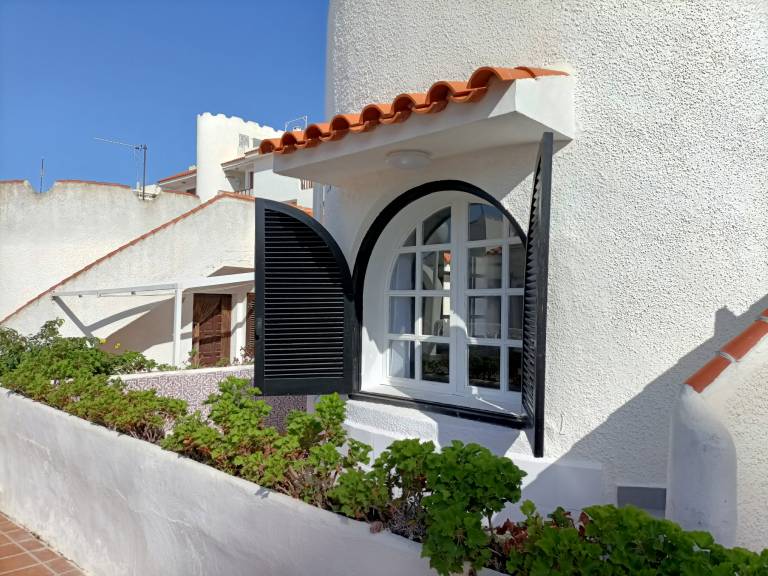 Fully equipped charming vacation home with patio | Close to the beach | Dogs allowed — photo 2