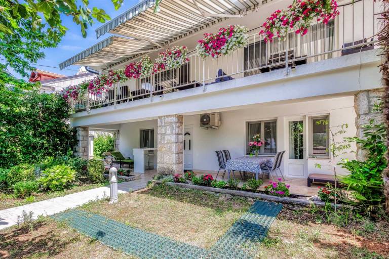 Apartment Moracea near the beach in Omisalj