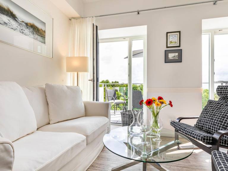 FeWo Seeblick: Moderne 63m² FeWo mit Balkon, Meerblick, offenem Wohn-/Essbereich — photo 2