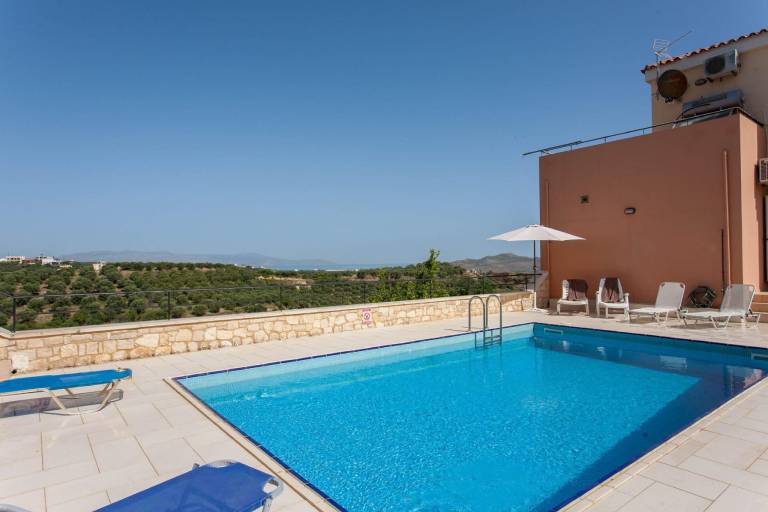 Holiday apartment with private pool, patio & grill | Perfect for remote work in Chania