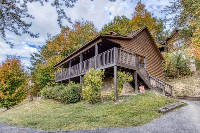 ER26 - Sasquatch Inn - Great Location! Close To Town Resort Pool! in Pigeon Forge, TN