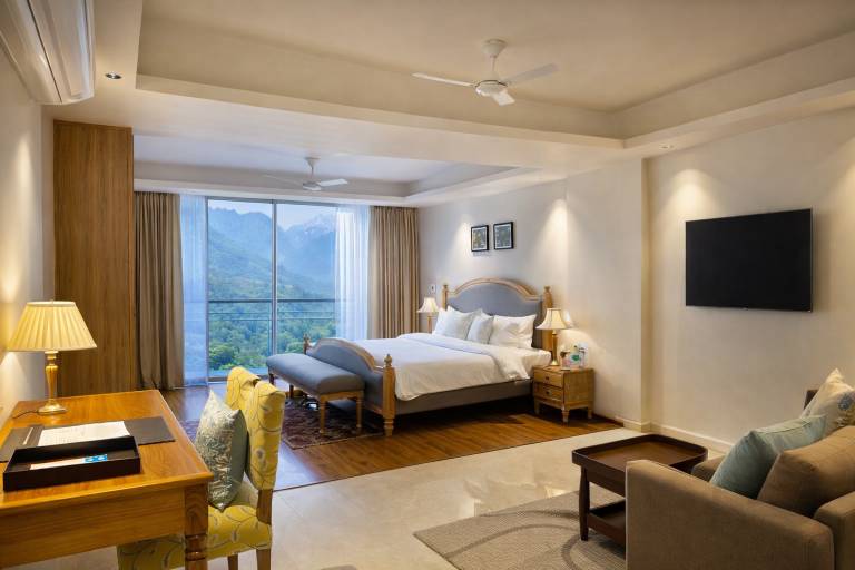 Beautiful serviced apartment with pool, barbeque & hot tub | Good for workation | Pets allowed in Mussoorie