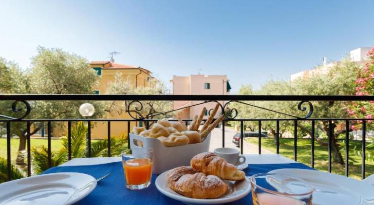 Holiday apartment with patio, pool & garden | Pet-friendly — photo 4