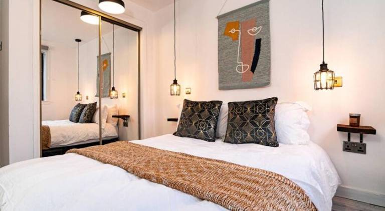 Stylish City Pad with Free Private Parking — photo 2