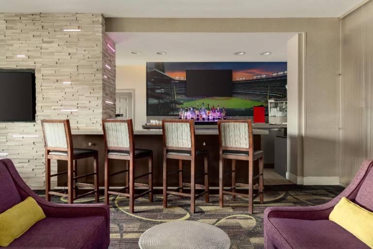 La Quinta Inn & Suites by Wyndham Arlington North 6 Flags Dr — photo 2