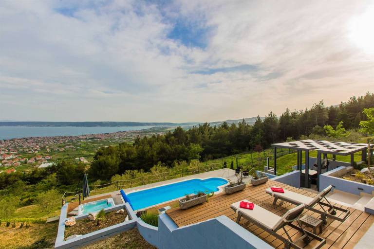 Fully equipped villa with terrace, barbeque & hot tub | Pool view | Suitable for remote work | Pets allowed — photo 4