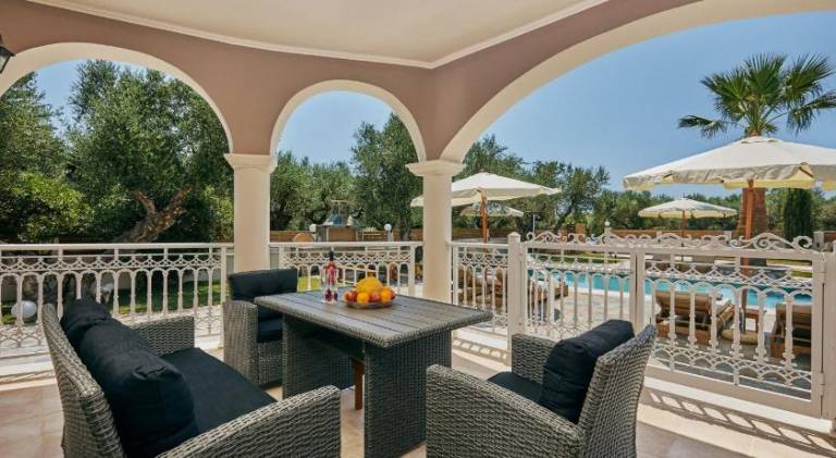 Villa with terrace, yard & jacuzzi — photo 4