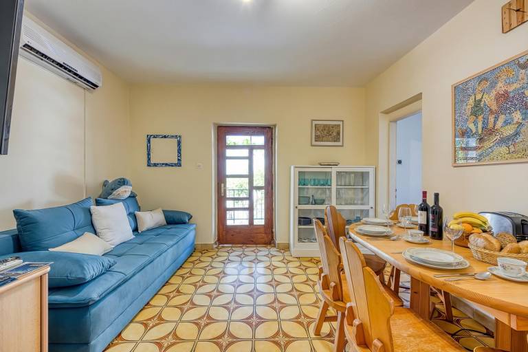 Child-friendly beautiful apartment with yard, patio & barbecue | Pets are welcome in Mali Losinj