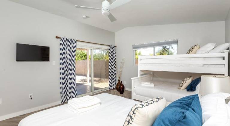 Vacation home with pool — photo 2