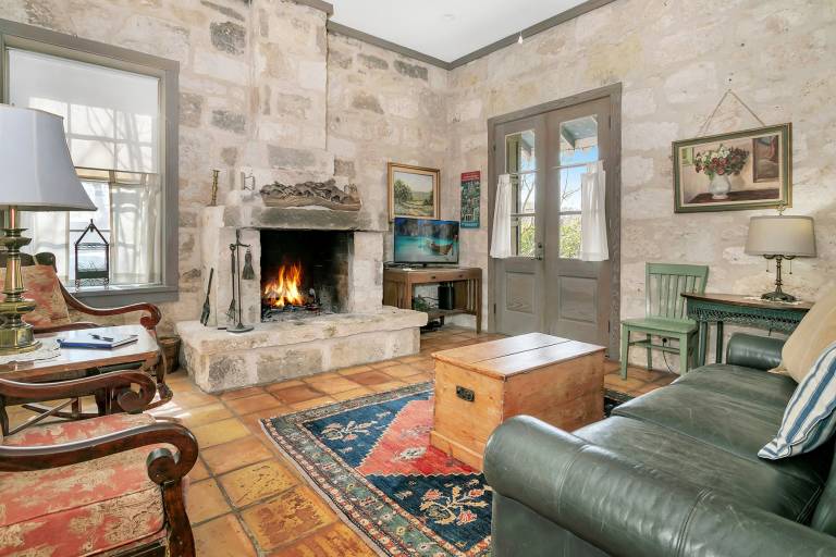 Adams Travis Historic 1890 home 1BR/1BA Walk to Main Hot Tub — photo 4