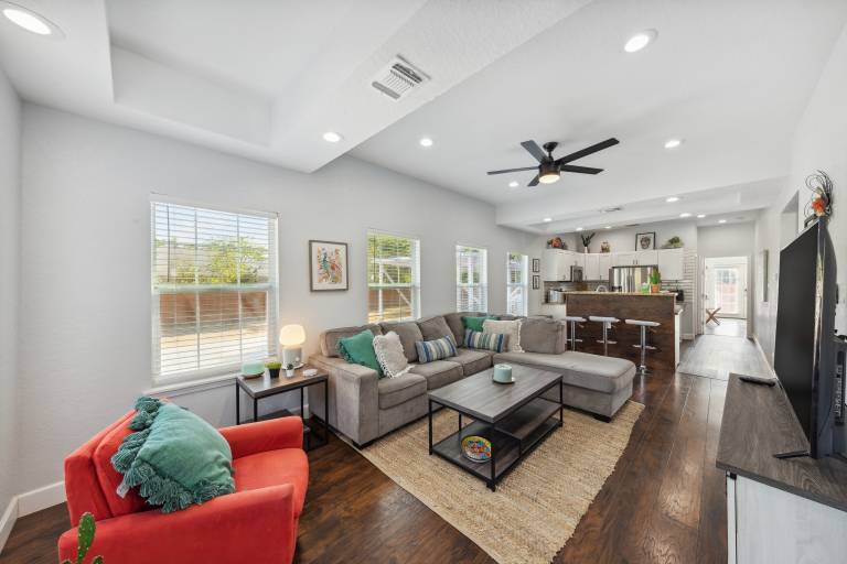 Walk to Alamodome Stylish Home w Private Parking