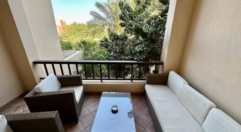 Apartment with pool — photo 4