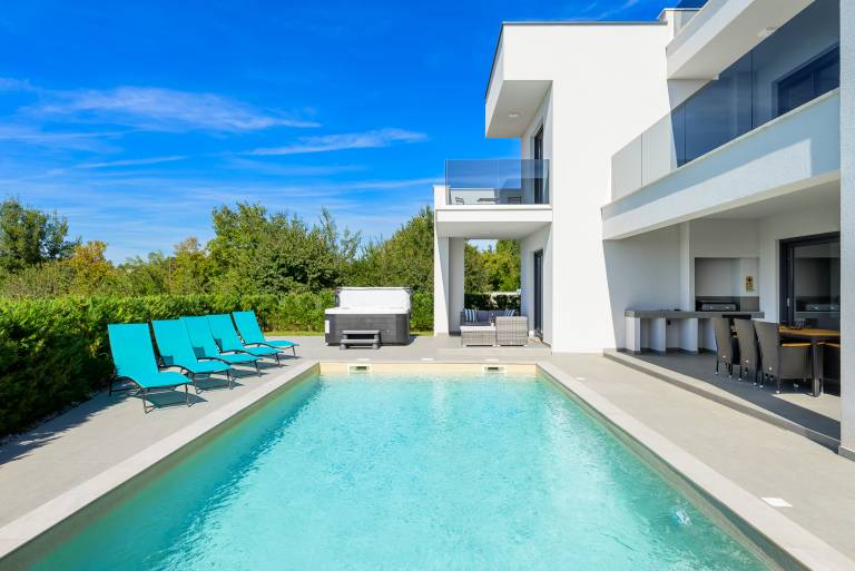 Villa with terrace, heated pool & grill — photo 3