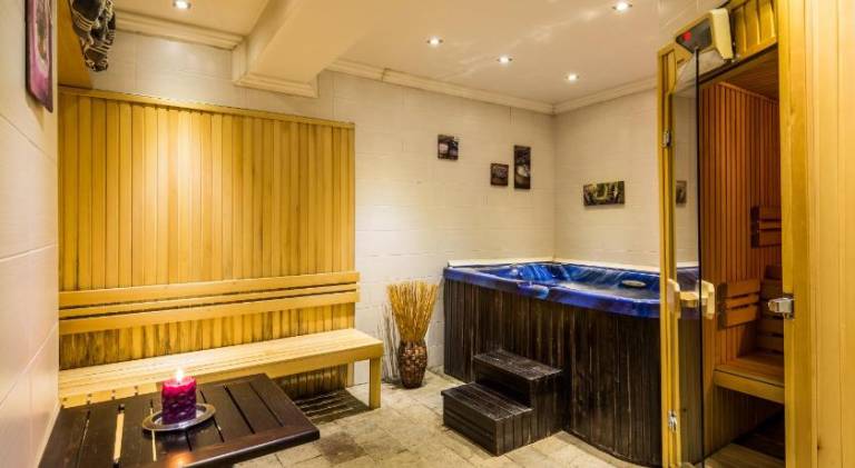 Villa with pool & hot tub | Pet-friendly — photo 5