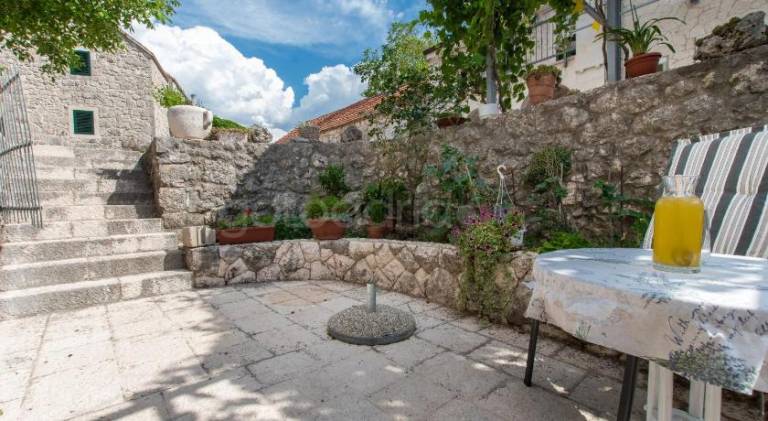 House with barbeque, terrace & yard — photo 5