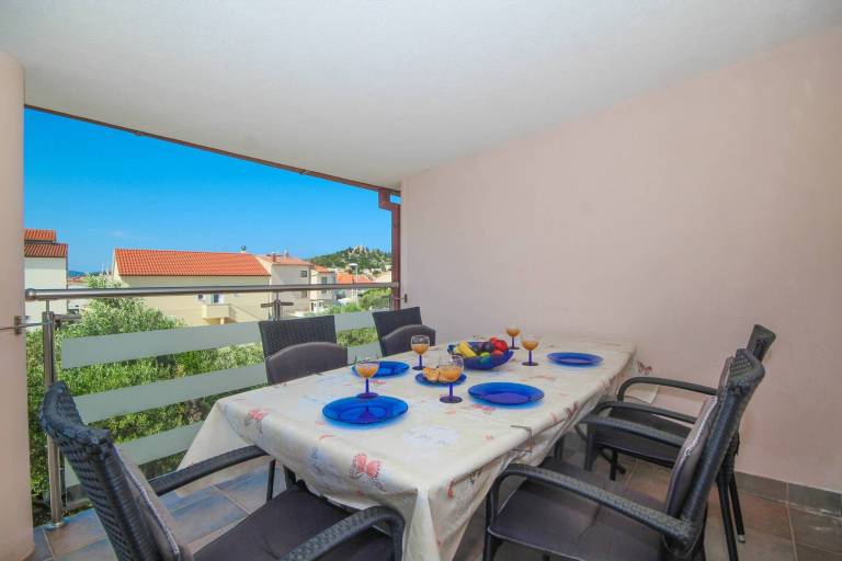 Holiday apartment with terrace, BBQ & garden — photo 2
