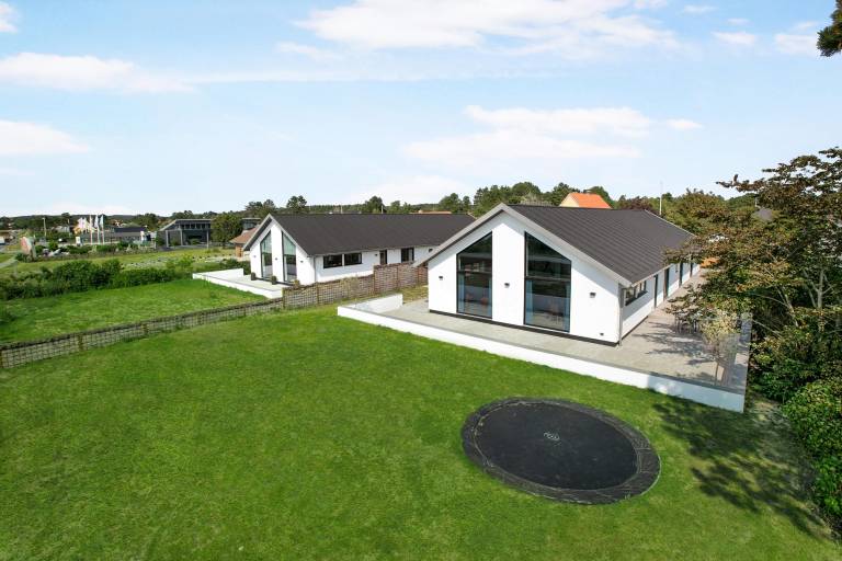 Lovely holiday home with sea view and activity room. — photo 2