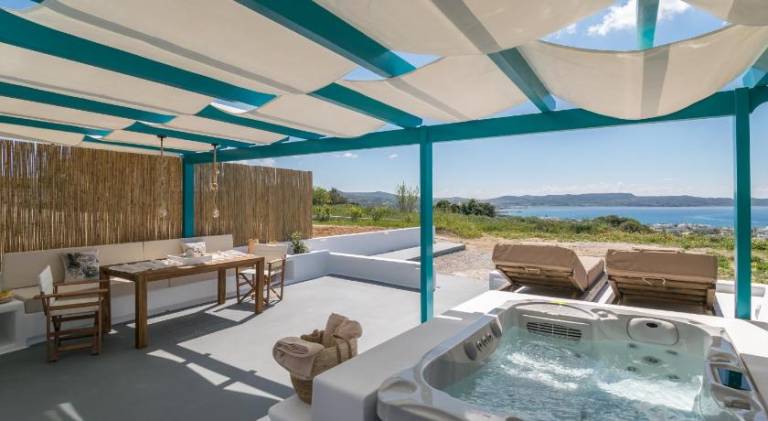 House with patio, jacuzzi & garden in Naxos