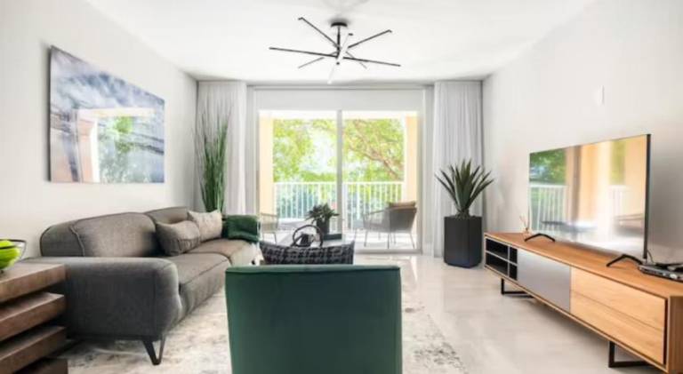 Big rental apartment with jacuzzi & pool | Pets are welcome in Aventura, FL