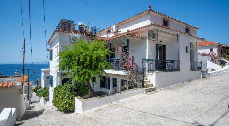 Holiday apartment with terrace in Skopelos