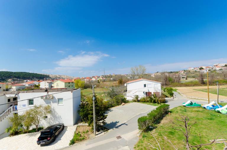 Apartment with garden, terrace & barbeque | Garden view — photo 4
