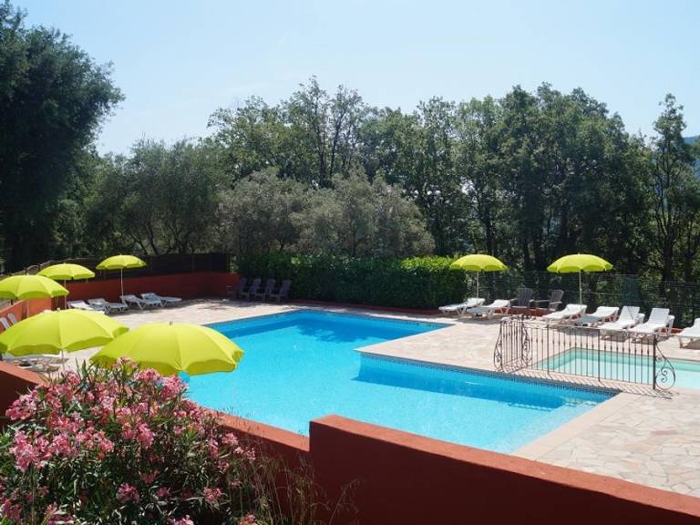 Bungalow with pool & patio — photo 2