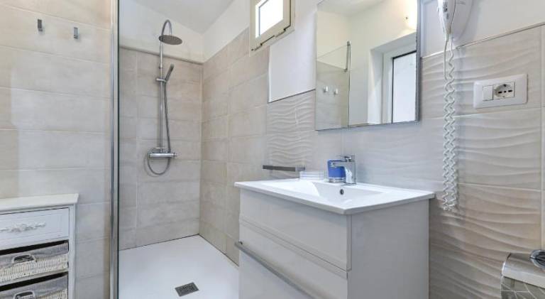 Serviced apartment with BBQ, yard & patio — photo 2