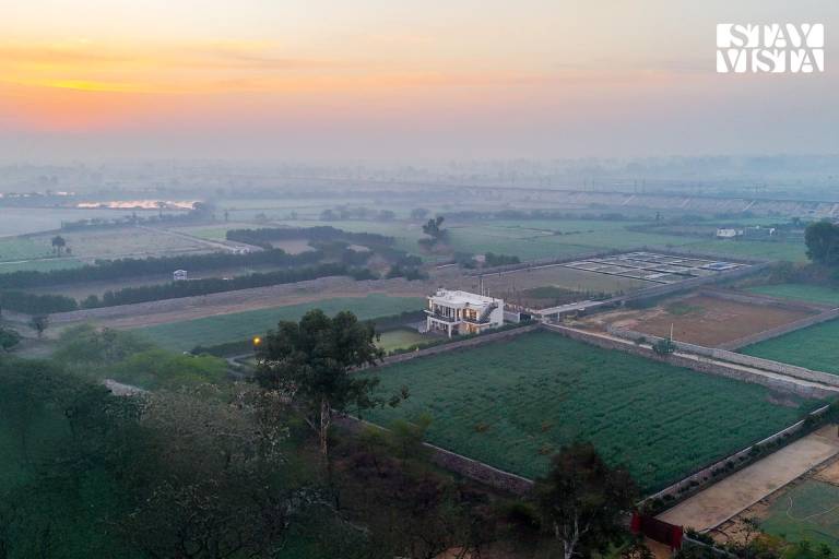 Villa with hot tub, garden & barbecue in Faridabad