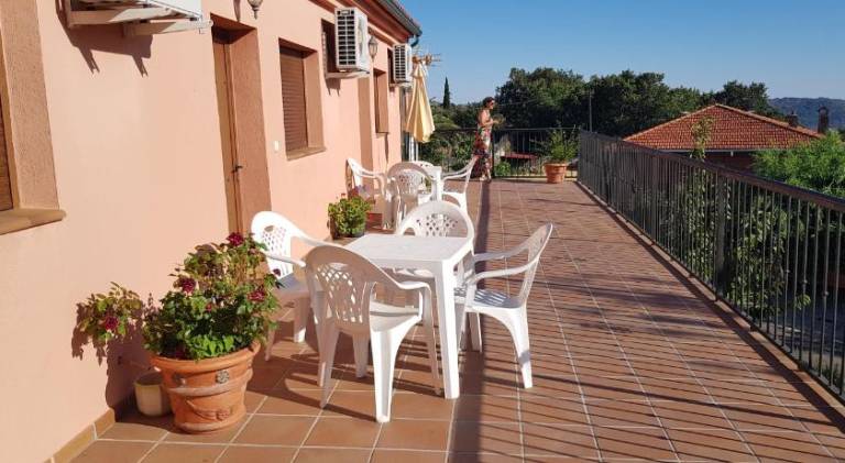 Apartment with patio, garden & barbeque — photo 5