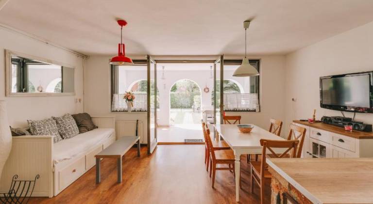 Vacation home with jacuzzi, BBQ & terrace | Pets are welcome — photo 3