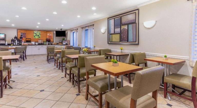La Quinta Inn & Suites by Wyndham Chicago Gurnee — photo 4